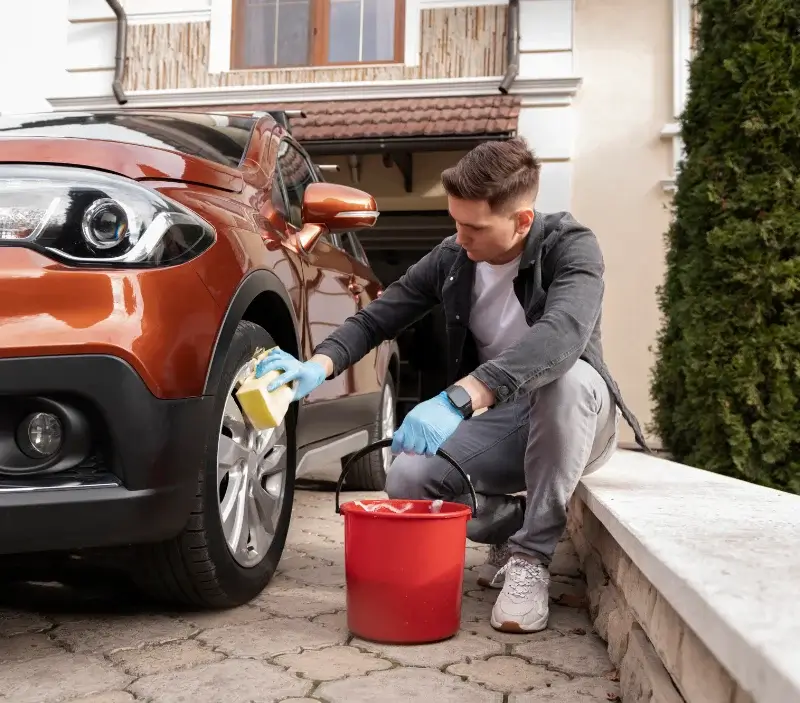 Lavage auto à domicile Cranves-Sales : professionnel intervenant sur un véhicule